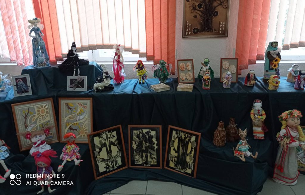 С 20 мая по 18 июня в Галереи профессий ГУО «Гродненский областной центр технического творчества» по адресу: г.Гродно, ул.Курчатова, 12 проходит персональная выставка творческих работ педагога Шульги Елены Эдуардовны Филиала учреждения образования «Белорусский государственный экономический университет» «Новогрудский торгово-экономический колледж». Творчество Елены Эдуардовны является ярким подтверждением того, что талантливый человек не может быть одарен в чем-то одном. Ей одинаково успешно удаются и изделия из ткани, и соломоплетение, и интерьерные куклы. Работы автора выделяются особой красотой и невероятной фантазией. Все изделия являются оригинальными и никогда не повторяются.