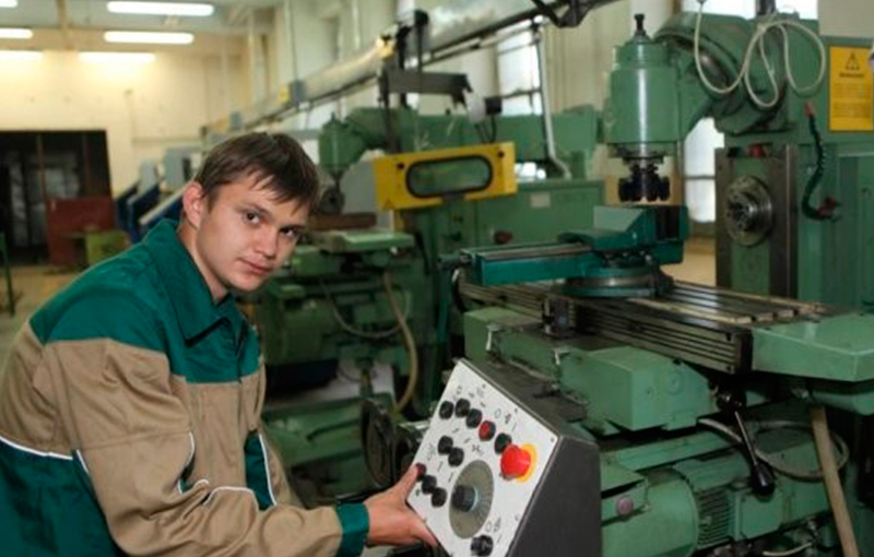Станочник и оператор станков с ПУ