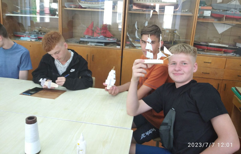 Белеет парус одинокий